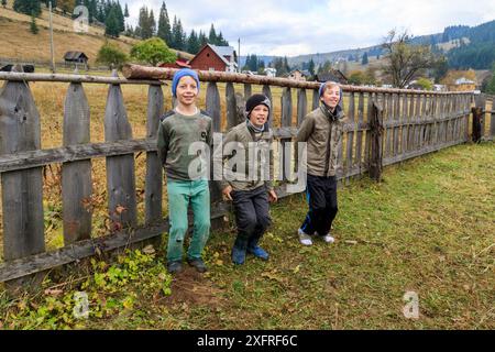 Europe, Roumanie. Moldovita. Musiciens et danseurs du village et patrons du café local.Children. 2016-10-22 Banque D'Images