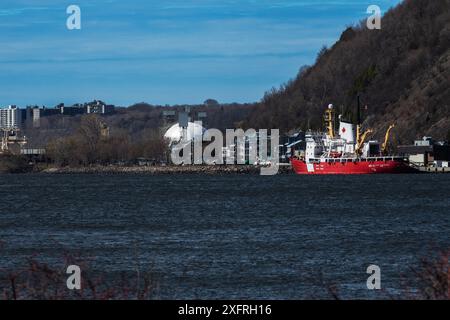 Navire de la Garde côtière canadienne à Québec sur le fleuve Laurent à partir du parc Quai paquet à Lévis, Québec, Canada Banque D'Images