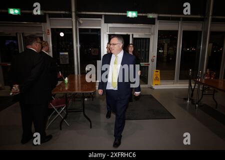 Stephen Farry, candidat de l'Alliance pour North Down, au Titanic Exhibition Centre de Belfast, lors du dépouillement pour les élections générales de 2024. Date de la photo : vendredi 5 juillet 2024. Banque D'Images