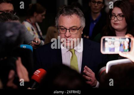 Stephen Farry, candidat de l'Alliance pour North Down, au Titanic Exhibition Centre de Belfast, lors du dépouillement pour les élections générales de 2024. Date de la photo : vendredi 5 juillet 2024. Banque D'Images