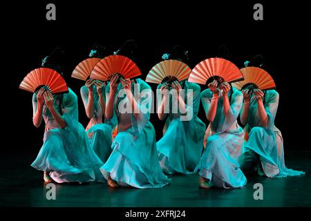 Bucarest, Roumanie. 4 juillet 2024. Les membres de l'Académie de danse de Beijing se produisent lors du spectacle de danse classique chinoise 'Beauty Beyond Words' sur la scène principale du Théâtre national de Bucarest, en Roumanie, le 4 juillet 2024. Crédit : Cristian Cristel/Xinhua/Alamy Live News Banque D'Images