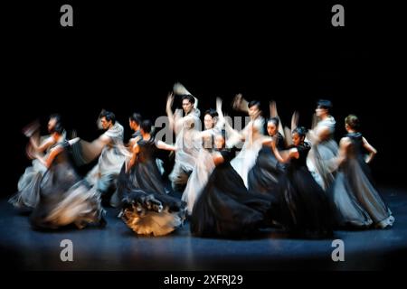 Bucarest, Roumanie. 4 juillet 2024. Les membres de l'Académie de danse de Beijing se produisent lors du spectacle de danse classique chinoise 'Beauty Beyond Words' sur la scène principale du Théâtre national de Bucarest, en Roumanie, le 4 juillet 2024. Crédit : Cristian Cristel/Xinhua/Alamy Live News Banque D'Images