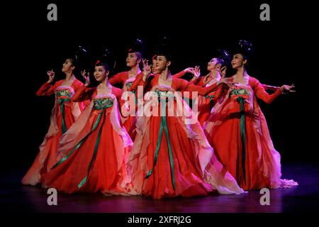 Bucarest, Roumanie. 4 juillet 2024. Les membres de l'Académie de danse de Beijing se produisent lors du spectacle de danse classique chinoise 'Beauty Beyond Words' sur la scène principale du Théâtre national de Bucarest, en Roumanie, le 4 juillet 2024. Crédit : Cristian Cristel/Xinhua/Alamy Live News Banque D'Images