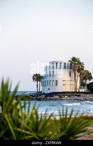 Maison historique de « gâteau de mariage » au 3209 Marshall Boulevard, Sullivans Island, Caroline du Sud, deux jours avant sa démolition pour un nouveau développement Banque D'Images