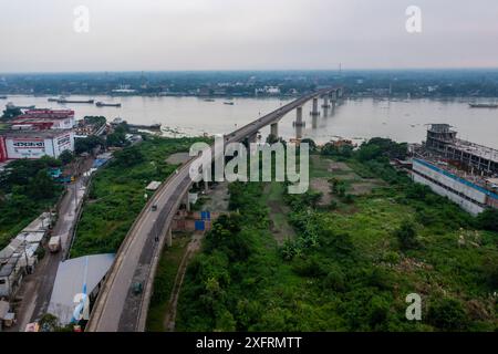 Le sixième pont d'amitié Bangladesh-Chine également connu sous le nom de pont Muktarpur sur la rivière Dhaleswari qui relie Narayanganj et Munshiganj distric Banque D'Images