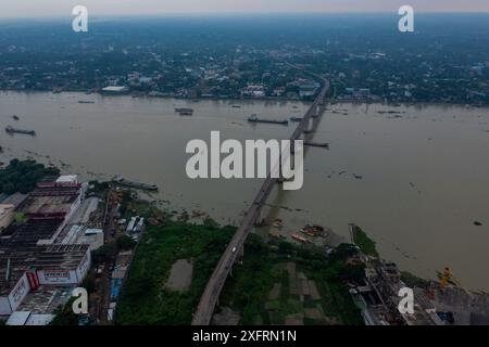 Le sixième pont d'amitié Bangladesh-Chine également connu sous le nom de pont Muktarpur sur la rivière Dhaleswari qui relie Narayanganj et Munshiganj distric Banque D'Images