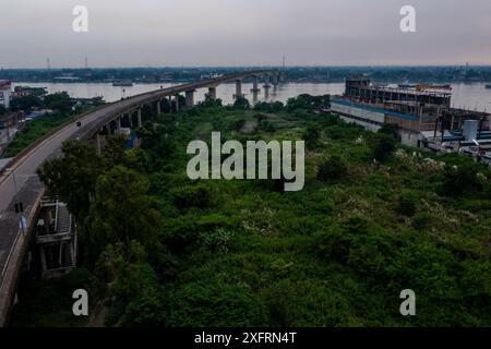 Le sixième pont d'amitié Bangladesh-Chine également connu sous le nom de pont Muktarpur sur la rivière Dhaleswari qui relie Narayanganj et Munshiganj distric Banque D'Images