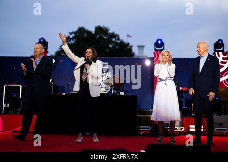 Washington, États-Unis. 04 juillet 2024. Doug Emhoff, second gentleman américain, de gauche à droite, le vice-président Kamala Harris, la première dame Jill Biden et le président Joe Biden lors d'une célébration du 4 juillet sur la pelouse sud de la Maison Blanche à Washington, DC, USA, le jeudi 4 juillet, 2024. la campagne de réélection de Biden est entrée dans le jour férié de l'indépendance, épuisé par une semaine de griffes du titulaire pour maintenir son emprise sur la nomination de son parti. Photo Tierney L. Cross/Pool/ABACAPRESS. COM Credit : Abaca Press/Alamy Live News Banque D'Images