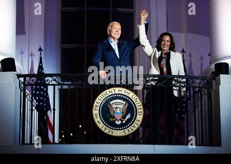 Washington, États-Unis. 04 juillet 2024. Le président américain Joe Biden, à gauche, et le vice-président Kamala Harris sur le balcon Truman de la Maison Blanche à Washington, DC, États-Unis, le jeudi 4 juillet, 2024. la campagne de réélection de Biden est entrée dans le jour férié de l'indépendance, épuisé par une semaine de griffes du titulaire pour maintenir son emprise sur la nomination de son parti. Photo Tierney L. Cross/Pool/ABACAPRESS. COM Credit : Abaca Press/Alamy Live News Banque D'Images