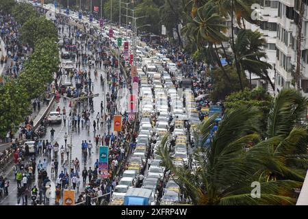 Mumbai, Inde. 04 juillet 2024. Les fans se rassemblent en grand nombre sur Marine Drive Promenade en attendant de célébrer la victoire de l'équipe indienne de cricket dans un bus à pont ouvert. L'équipe indienne de cricket a battu l'Afrique du Sud dans une palpitante vingtaine de finales de Coupe du monde (T20) jouées entre elles le 29 juin 2024 à la Barbade. Crédit : SOPA images Limited/Alamy Live News Banque D'Images