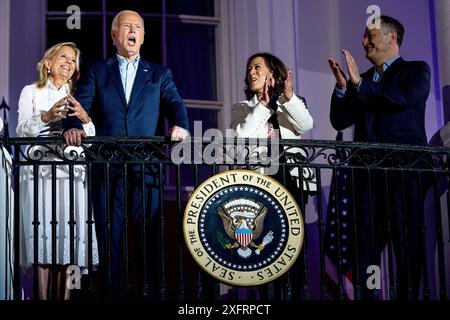 Washington, États-Unis. 04 juillet 2024. La première dame AMÉRICAINE Jill Biden, de gauche à droite, le président Joe Biden, le vice-président Kamala Harris et le second gentleman Doug Emhoff voient les feux d'artifice du jour de l'indépendance au-dessus du National Mall depuis le balcon Truman de la Maison Blanche à Washington, DC, le jeudi 4 juillet 2024. Photo de Tierney L. Cross/UPI crédit : UPI/Alamy Live News Banque D'Images