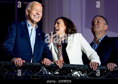 Washington, États-Unis. 04 juillet 2024. Le président AMÉRICAIN Joe Biden, le vice-président Kamala Harris et le second gentleman Doug Emhoff voient les feux d'artifice du 4 juillet depuis le balcon Truman de la Maison Blanche à Washington, DC, le jeudi 4 juillet 2024. Photo de Tierney L. Cross/UPI crédit : UPI/Alamy Live News Banque D'Images