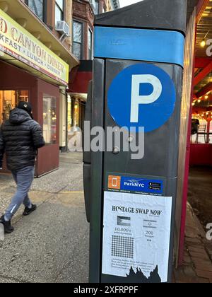 NY, États-Unis, 23 janvier 2024-Brooklyn, New York, ÉTATS-UNIS. Affiche sur le parcmètre à Park Slope appelant à l'échange d'otages de prisonniers palestiniens en Israël contre des personnes enlevées par le Hamas le 7 octobre 2023. Banque D'Images