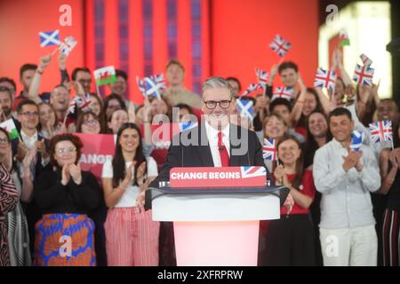 Le leader travailliste Sir Keir Starmer parle aux partisans lors d'un parti de veille pour les résultats des élections générales de 2024 dans le centre de Londres, alors que le parti semble en voie de remporter une victoire écrasante aux élections générales de 2024. Date de la photo : jeudi 4 juillet 2024. Banque D'Images