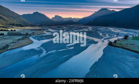 Paysage aérien de drone de la rivière tressée Dart coulant à travers une vallée rurale bordée par les montagnes des Alpes du Sud dans le lac Wakatipu près de Glenorch Banque D'Images