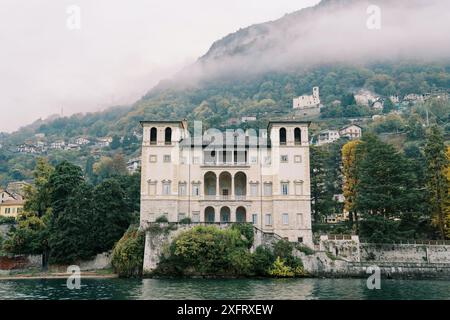 Palazzo Gallio dans la commune de Gravedona sur les rives boisées du lac de Côme. Italie Banque D'Images