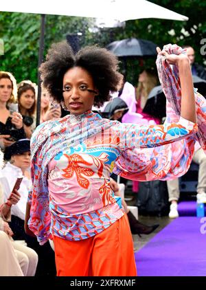 Modèle BEI der Anja Gockel Fashionshow Berlin S25 'Let the Birds Fly' BEI Anja Gockel Berlin/Paris44. Berlin, 02.07.2024 Banque D'Images