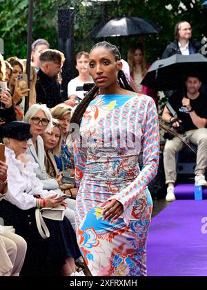 Modèle BEI der Anja Gockel Fashionshow Berlin S25 'Let the Birds Fly' BEI Anja Gockel Berlin/Paris44. Berlin, 02.07.2024 Banque D'Images