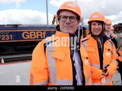 Photo datée du 17/06/24 du chef du Parti travailliste Sir Keir Starmer et de la chancelière fantôme Rachel Reeves lors d’une visite à Ocean Gate, Eastern Docks à Southampton, alors qu’ils étaient sur la piste de la campagne électorale générale. Sir Keir Starmer a juré de « courir » dès qu'il entrera dans Downing Street. Ses 100 premiers jours après les élections générales donneront le ton au nouveau gouvernement travailliste. Date d'émission : vendredi 5 juillet 2024. Banque D'Images