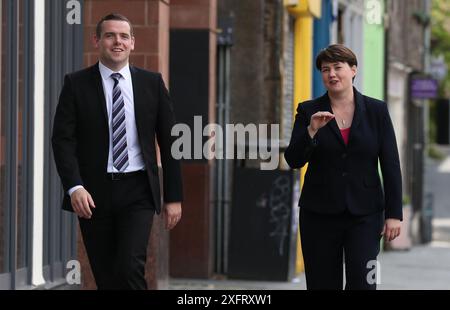 Photo du dossier datée du 31/07/20 de l'ancienne chef conservatrice écossaise Ruth Davidson, députée provinciale aux côtés du député conservateur écossais Douglas Ross à Édimbourg. L'ancien dirigeant conservateur écossais - qui a annoncé le mois dernier qu'il quitterait son poste - a été battu dans l'Aberdeenshire Nord et à Moray est. Date d'émission : vendredi 5 juillet 2024. Banque D'Images