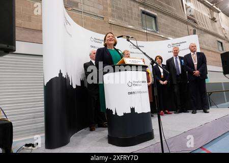 Hereford, Herefordshire, Royaume-Uni – vendredi 4 juillet 2024 – Ellie Chowns, la candidate du Parti Vert, prononce son discours d’acceptation après avoir été élue députée de North Herefordshire en battant le conservateur Bill Wiggin – photo Steven May / Alamy Live News Banque D'Images