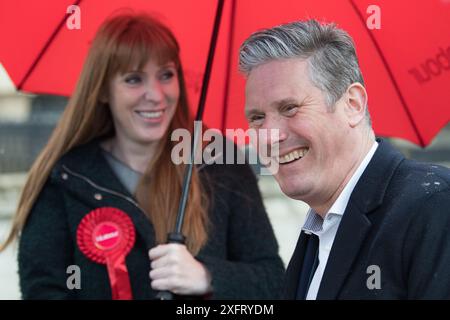 Photo du dossier datée du 05/05/21 du chef du Parti travailliste Sir Keir Starmer (à droite) avec la chef adjointe du Parti travailliste Angela Rayner lors d'une visite à Birmingham, alors qu'il était sur la piste de la campagne électorale. Date d'émission : vendredi 5 juillet 2024. Banque D'Images