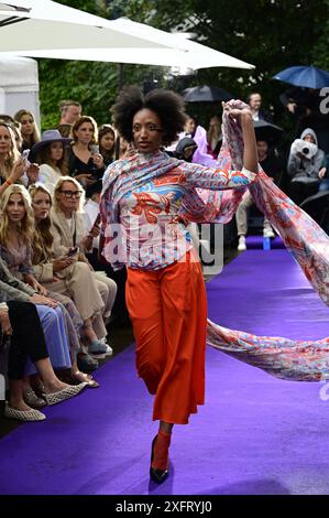 Modèle BEI der Anja Gockel Fashionshow Berlin S25 'Let the Birds Fly' BEI Anja Gockel Berlin/Paris44. Berlin, 02.07.2024 Banque D'Images