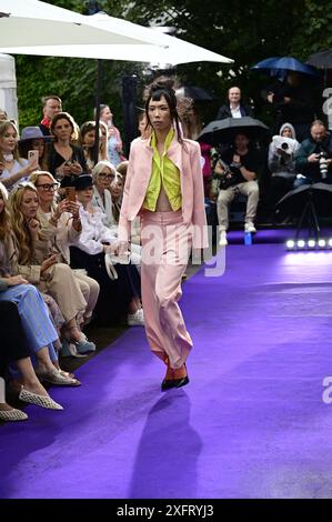 Modèle BEI der Anja Gockel Fashionshow Berlin S25 'Let the Birds Fly' BEI Anja Gockel Berlin/Paris44. Berlin, 02.07.2024 Banque D'Images
