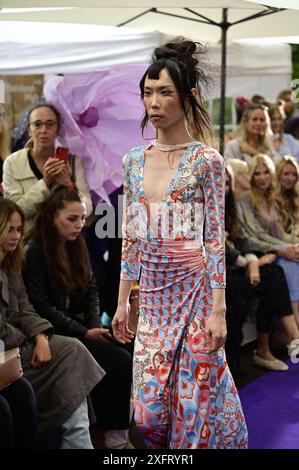 Modèle BEI der Anja Gockel Fashionshow Berlin S25 'Let the Birds Fly' BEI Anja Gockel Berlin/Paris44. Berlin, 02.07.2024 Banque D'Images