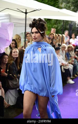 Modèle BEI der Anja Gockel Fashionshow Berlin S25 'Let the Birds Fly' BEI Anja Gockel Berlin/Paris44. Berlin, 02.07.2024 Banque D'Images