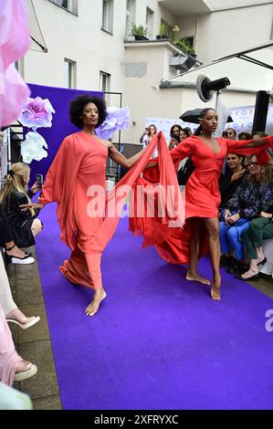 Modèle BEI der Anja Gockel Fashionshow Berlin S25 'Let the Birds Fly' BEI Anja Gockel Berlin/Paris44. Berlin, 02.07.2024 Banque D'Images