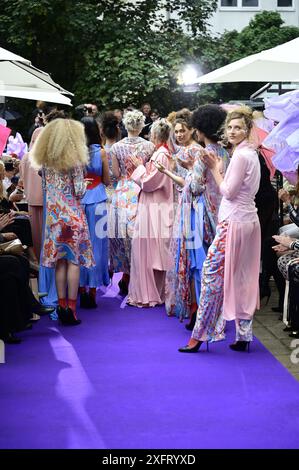 Modèle BEI der Anja Gockel Fashionshow Berlin S25 'Let the Birds Fly' BEI Anja Gockel Berlin/Paris44. Berlin, 02.07.2024 Banque D'Images