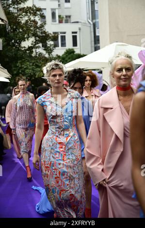 Modèle BEI der Anja Gockel Fashionshow Berlin S25 'Let the Birds Fly' BEI Anja Gockel Berlin/Paris44. Berlin, 02.07.2024 Banque D'Images