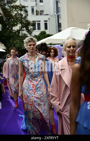 Modèle BEI der Anja Gockel Fashionshow Berlin S25 'Let the Birds Fly' BEI Anja Gockel Berlin/Paris44. Berlin, 02.07.2024 Banque D'Images