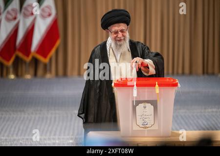 Téhéran, Iran. 05 juillet 2024. Le chef religieux iranien, l'ayatollah Ali Khamenei, a ouvert l'élection présidentielle en Iran. Le chef de l’Etat a voté vendredi dans une zone de haute sécurité au centre de la capitale Téhéran. Crédit : Arne Bänsch/dpa/Alamy Live News Banque D'Images