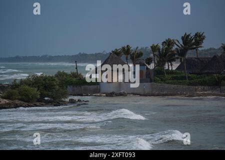Tulum, Mexique. 04 juillet 2024. Une petite maison surplombant la mer avant l'arrivée de l'ouragan Beryl. L’ouragan atlantique devrait atteindre la côte est de la péninsule de Yucatán avec l’ouragan force 1 vendredi soir. Les experts s'attendent à de forts vents et des précipitations ainsi qu'à de dangereuses ondes de tempête. Crédit : Felix Marquez/dpa/Alamy Live News Banque D'Images