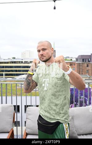 Eric Sindermann beim Mates date influencer Event auf der Berlin Fashion week S/S 2025 im Atelier Rooftop. Berlin, 02.07.2024 Banque D'Images