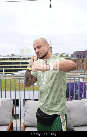 Eric Sindermann beim Mates date influencer Event auf der Berlin Fashion week S/S 2025 im Atelier Rooftop. Berlin, 02.07.2024 Banque D'Images