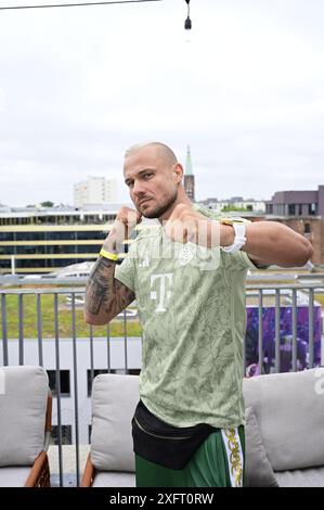 Eric Sindermann beim Mates date influencer Event auf der Berlin Fashion week S/S 2025 im Atelier Rooftop. Berlin, 02.07.2024 Banque D'Images