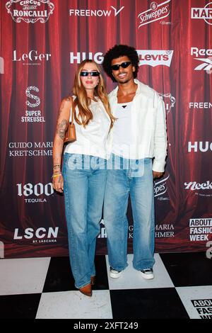 Fashion week Berlin - A PROPOS DE VOUS Fashion Circus Loredana und Karim Adeyemi beim A PROPOS DE VOUS Fashion Circus während der Berlin Fashion week im Circus Roncalli in Johannisthal am 04.07.2024 in Berlin. *** Fashion week Berlin À PROPOS DE VOUS Cirque de la mode Loredana et Karim Adeyemi au Cirque de LA mode À PROPOS DE VOUS pendant la semaine de la mode de Berlin au Cirque Roncalli à Johannisthal le 04 07 2024 à Berlin Copyright : xEventpressxKochanx Banque D'Images