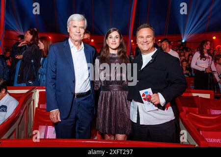 Fashion week Berlin - A PROPOS DE VOUS Cirque de la mode Michael Otto, Janina Lin Otto und Guido Maria Kretschmer beim À PROPOS DE VOUS Cirque de la mode während der Berlin Fashion week im Circus Roncalli in Johannisthal am 04.07.2024 in Berlin. *** Fashion week Berlin À PROPOS DE VOUS Cirque de la mode Michael Otto, Janina Lin Otto et Guido Maria Kretschmer au Cirque de LA mode À PROPOS DE VOUS pendant la semaine de la mode de Berlin au Cirque Roncalli à Johannisthal le 04 07 2024 à Berlin Copyright : xEventpressxKochanx Banque D'Images