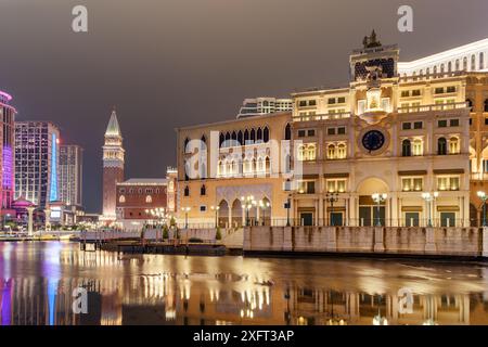 Belle vue nocturne d'un bâtiment étonnant dans le style vénitien reflété dans l'eau à Cotai de Macao. Magnifique paysage urbain. Banque D'Images