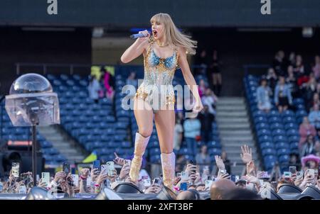 USAGE ÉDITORIAL UNIQUEMENT photo datée du 07/06/24 de Taylor Swift jouant sur scène lors de son Eras Tour au Murrayfield Stadium à Édimbourg. L’Écosse a connu une croissance du commerce de détail le mois dernier grâce en partie à la tournée Eras de Taylor Swift et au lancement de l’Euro 2024, selon un organisme de l’industrie. Date de la photo : vendredi 5 juillet 2024. Banque D'Images