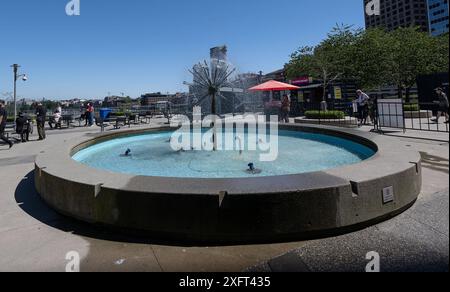 Vancouver CAN, Kanada / Canada, Urlaubseindruecke und Sehenswuerdigkeiten, Vancouver, Centre-ville, 04.07.2024. Brunnen an der Waterfront. CAN, Kanada / Canada, Urlaubseindruecke und Sehenswuerdigkeiten, Vancouver, Centre-ville, 04.07.2024. *** Vancouver CAN, Canada Canada, impressions de vacances et lieux d'intérêt, Vancouver, Centre-ville, 04 07 2024 Fontaine au bord de l'eau CAN, Canada Canada, impressions de vacances et lieux d'intérêt, Vancouver, Centre-ville, 04 07 2024 Copyright : xEibner-Pressefoto/HeikexFeinerx EP HFR Banque D'Images