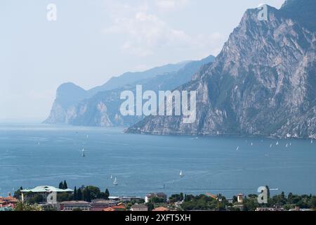 Côté nord du lac de Garde (lac de Garde) à Linfano, Province de trente, Trentin-Haut-Adige/Sudtirol, Italie© Wojciech Strozyk / Alamy Stock photo Banque D'Images