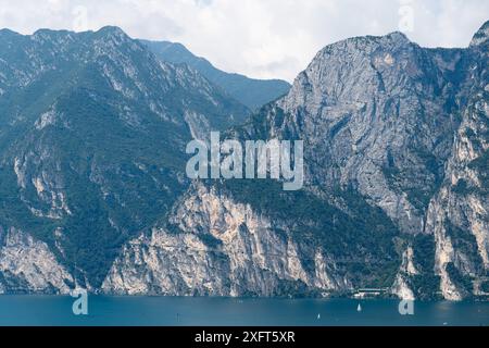 Côté nord du lac de Garde (lac de Garde) à Linfano, Province de trente, Trentin-Haut-Adige/Sudtirol, Italie© Wojciech Strozyk / Alamy Stock photo Banque D'Images