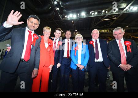 Glasgow, Royaume-Uni. 05 juillet 2024. Glasgow, Écosse. 5 juillet 2024PICTURED : scènes de l'intérieur du comte électoral de Glasgow à l'Emirates Arena (Sir Chris Hoy Vélodrome) à la veille finale des élections générales parlementaires britanniques de 2024, avec des urnes chargées et comptées et des candidats du parti surveillant et comptant. Crédit photo : Colin d Fisher. Crédit : Colin Fisher/Alamy Live News Banque D'Images