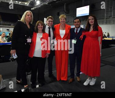 Glasgow, Royaume-Uni. 05 juillet 2024. Glasgow, Écosse. 5 juillet 2024PICTURED : candidats du Parti travailliste. Scènes de l'intérieur du comte électoral de Glasgow à l'Emirates Arena (Sir Chris Hoy Velodrome) à la dernière veille des élections législatives britanniques de 2024, avec des urnes chargées et comptées et des candidats du parti surveillant et comptant. Crédit photo : Colin d Fisher. Crédit : Colin Fisher/Alamy Live News Banque D'Images