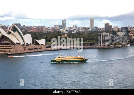 En ferry de Manly à Circular Quay, le MV Freshwater passe devant l'Opéra de Sydney à Bennelong point, Sydney Harbour, Nouvelle-Galles du Sud, Australie Banque D'Images