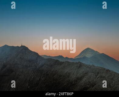 Montagnes silhouettées contre un ciel coloré au coucher du soleil. Bromo Mount, Indonésie Banque D'Images